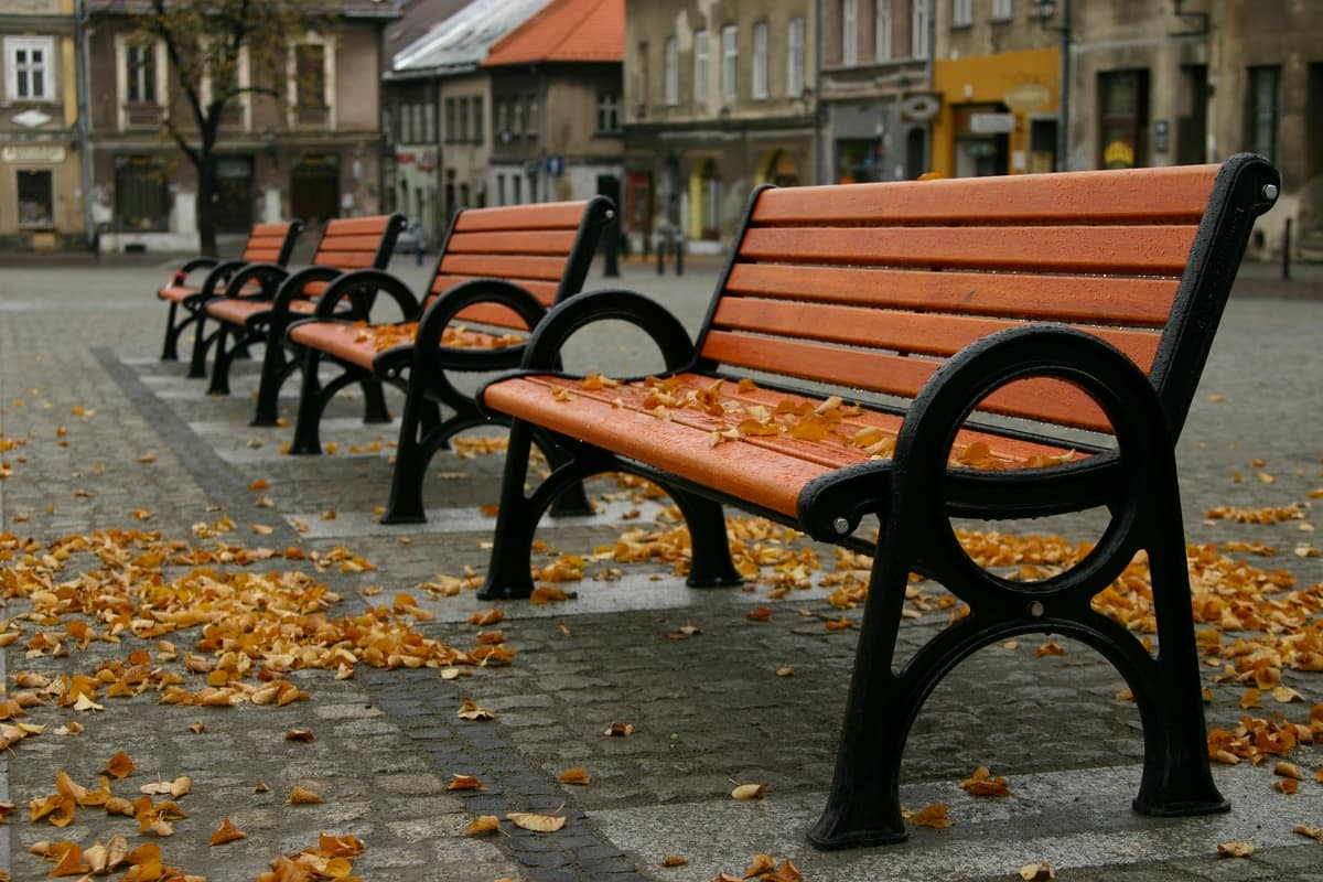 Przegląd i konserwacja ławek miejskich – jak to robić dobrze?