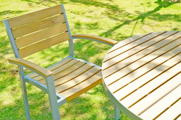 drewniany stół i krzesło ogrodowe